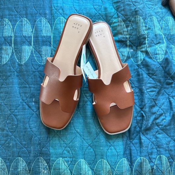 AND slides/slip-on sandals (W8.5)--NWT - Picture 2 of 4